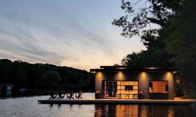 Bala Cabaña | Luxury Port Carling Cottage w/boathouse & Hottub