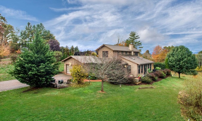 Weaverville Casa | Luxury Private Home With Spectacular Views Sunsets Hot Tub Indoor/Outdoor Living
