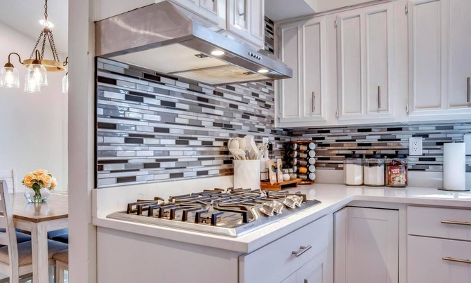 Bashford Manor Casa | Luxury: Private Pickleball, Tennis, Pool, & Hottub