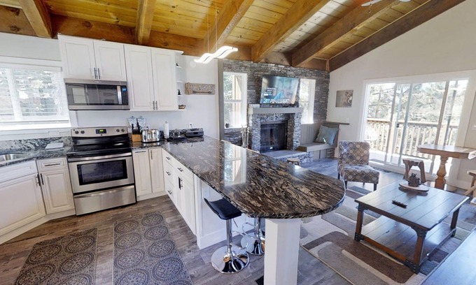 Tahoe Village Casa | Remodelado de lujo 3/2 (3rd bdr is a gameroom) townhome, cerca de esquí y senderismo