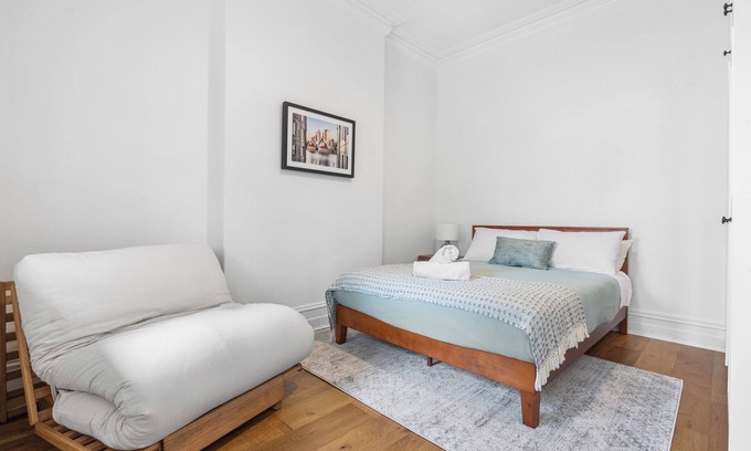 Bondi Cabaña | Luxury Renovated Home, Quiet street- Light Modern