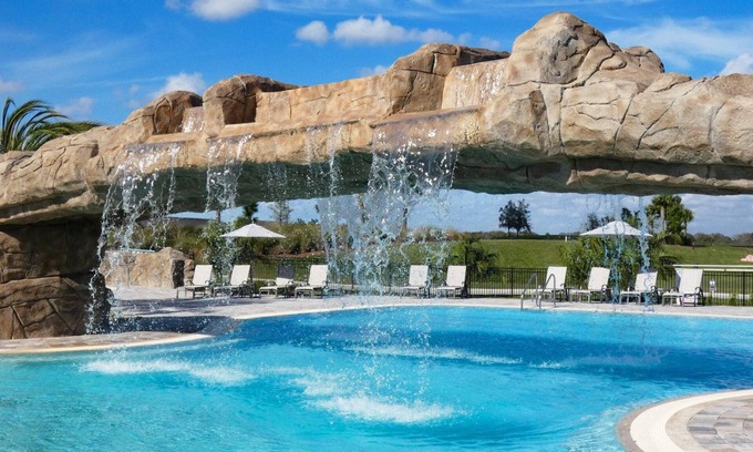 Lakewood Ranch Condominio | Luxury Resort Amenities & Golf Membership; Pets Welcome; Lakefront Retreat
