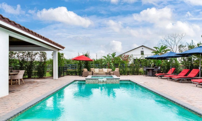 Thonotosassa Villa | ¡NUEVO! Mansión privada frente al lago de lujo con piscina / jacuzzi y sala de juegos en superficie