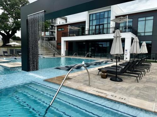 McNeil Apartamento | Luxury Resort-Style Apt Pool