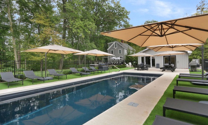 Three Oaks Casa | Luxury Retreat for 26, Pool, Hot Tub, amazing!