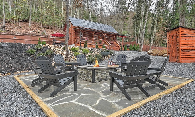 Elizabethton Cabina | Cozy Cabin with Hot Tub Monarch Mountain Cabin A