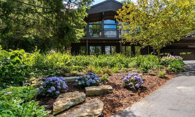 La Crosse Casa | Luxury Retreat - Nestled in the Bluffs - 10 Mins to Downtown