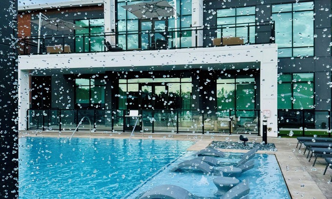 McNeil Condominio | Luxury Retreat + Resort Pool