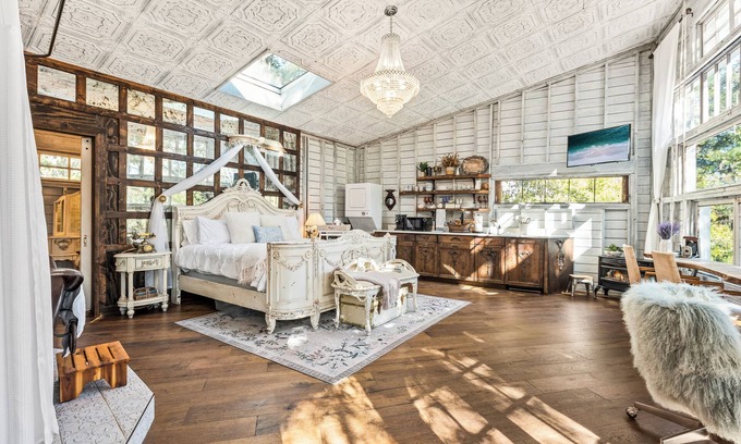 Wadmalaw Island Apartamento | Luxury retreat treehouse near Charleston pet-friendly