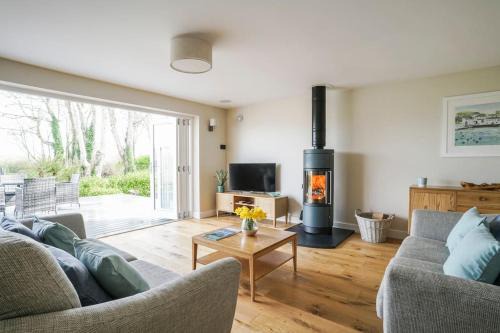 Mylor Casa | Luxury retreat with hot tub & wood burner - Mylor