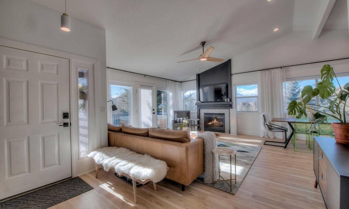 Corinthian Hills Casa | Instaworthy home, hot tub!20 mins to Breck! Across from Lake Dillon &concerts!