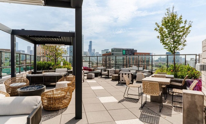 Pulaski Park Apartamento | Luxury River West High-Rise N4 Gym+Rooftop+Skyline