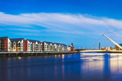 Newport Apartamento | Luxury Riverfront Apartment