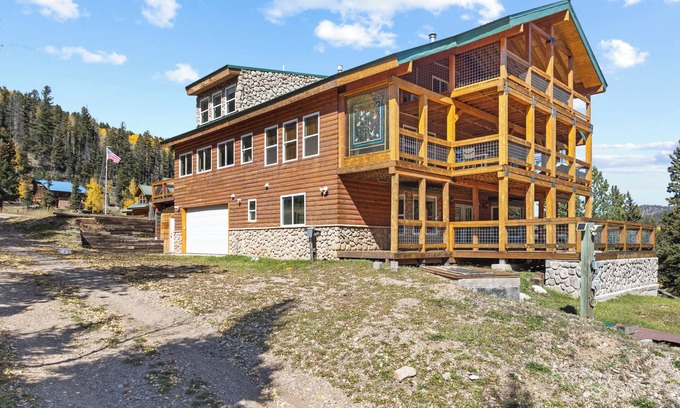 Red River Casa | Luxury Riverfront Cabin "Moe's Riverside Lodge" Pool Table-WIFI-AC-Pet Friendly