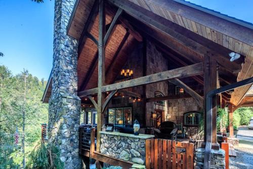 Lansing Casa | Luxury Riverfront Lodge - Sleeps 12, VIEWS, Fireplaces, Dogs OK