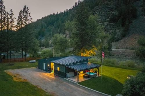 Missoula Casa | Luxury Riverfront Retreat on Montanas Iconic Blackfoot River with Hot Tub