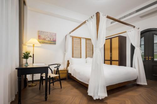 Suzhou Old Town Casa | Luxury Riverside House with Garden in Central Suzhou