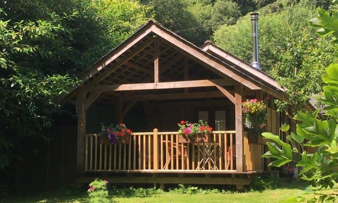 Liskeard Cabina | Luxury riverside lodge with covered terrace