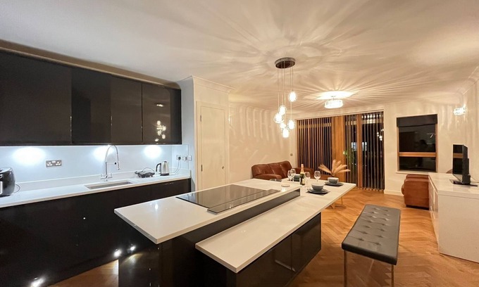 Crofton Park Apartamento | Luxury Riverside Retreat with Bath Jacuzzi in Central London