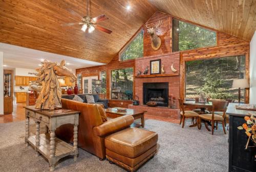 Mid America Casa | Luxury Rock Creek Cabin w Deck by Lake Hamilton
