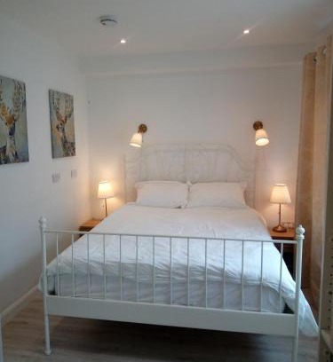 Claddagh Casa | Luxury Room En-suite with King 5ft Bed - bedroom only