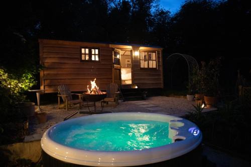 Belluton Chalet De Esquí | Luxury, rural Shepherds Hut with hot tub nr Bath
