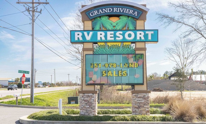 Foley Alquiler De RV | Luxury RV Lot 139 at Grand Riviera Resort in Foley, AL