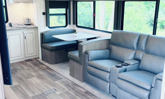 Spottswood Casa | Luxury RV Nestled on 50 Acres at Augusta Retreat/picnic Table/mountain