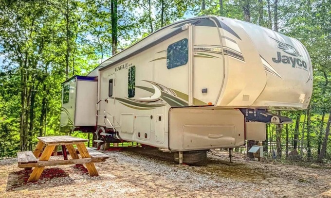 Stanton Casa | Luxury RV Retreat with Full Amenities – Serene Wooded Stay near Red River Gorge