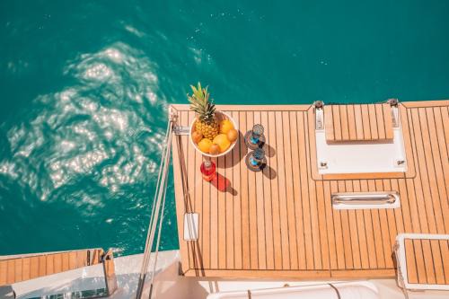 Alimos Alquiler De Eote | Luxury Sailing Cruises in Athens with Traditional Greek Cuisine and Drinks