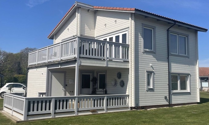 Hopton Cabina | Luxury Scandinavian style lodge with own hot tub & sauna on golf resort.