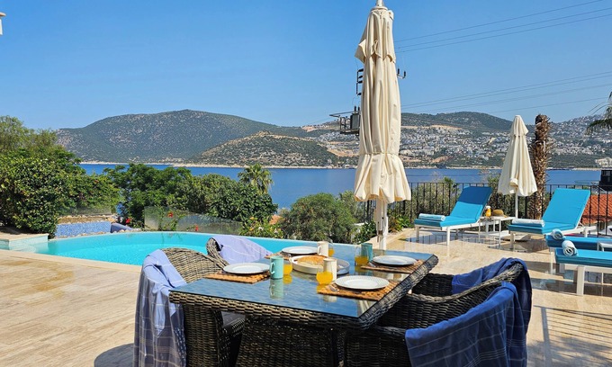 Kalkan Villa | Villa de lujo frente al mar de dos dormitorios. Impresionante piscina infinita con vistas al mar. Wi-Fi gratis