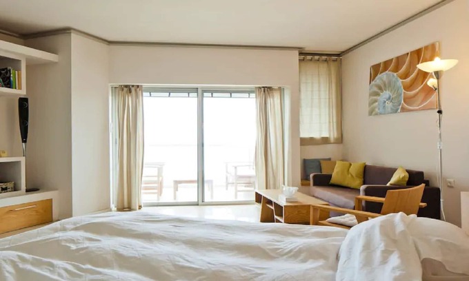 Herzliya Pituach Apartamento | Apartamento de lujo con vistas al mar y balcón