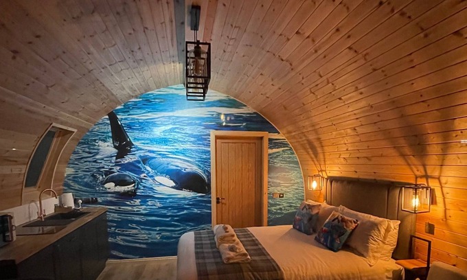 Keiss Cabina | Luxury seafront glamping pod with private patio and Hydropool Jaccuzi