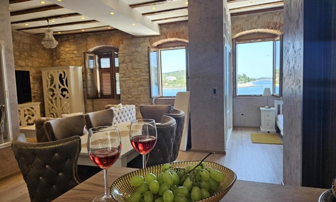 Vis Apartamento | Luxury Seafront Suite Fabri