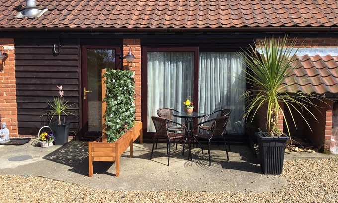 Surlingham Cabaña | Alquiler de vacaciones de lujo independiente, ubicación tranquila por los Norfolk Broads