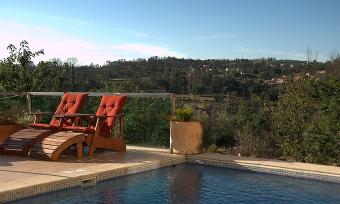 Vila Pouca da Beira Apartamento | Apartamento de lujo con balcón, piscina, jardín y piano.