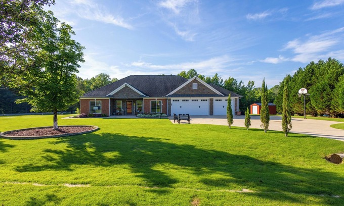 Midland Alquiler De Eote | Luxury Serene Getaway w/Sparkling Pool near Ft. Moore & Callaway Gardens