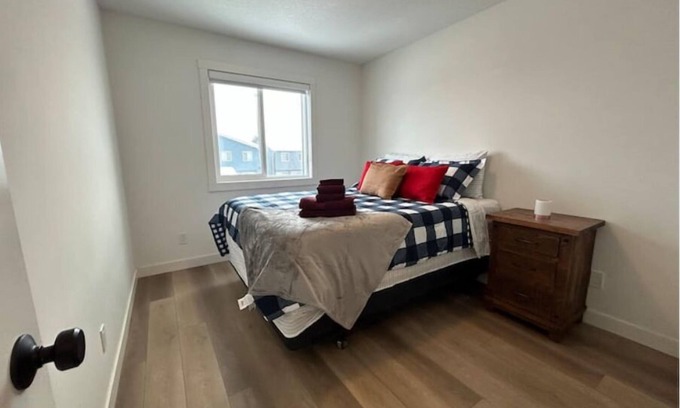 Southeast Calgary Casa | Luxury Seton Villas 4-bed with King bed & Office