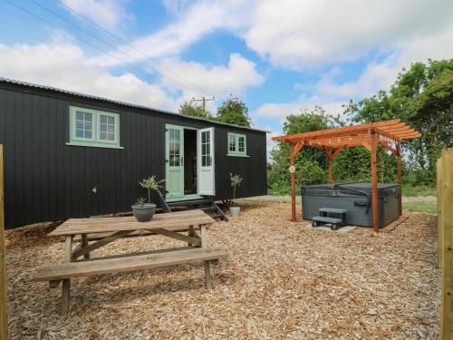 Cambridge Otro | Luxury Shepherd Hut with Private Hot Tub