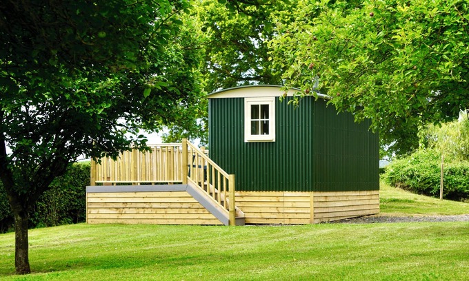 Broadwas Cabina | Luxury Shepherd Hut - The Nimrod