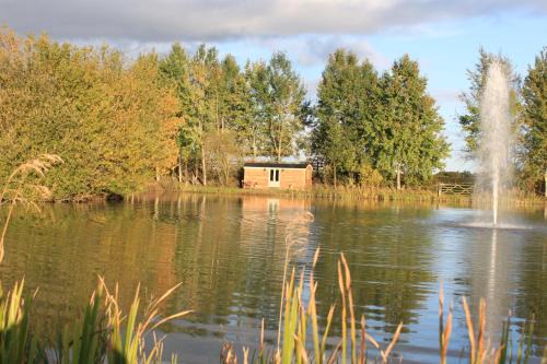 Stillingfleet Otro | Luxury Shepherds hut - The Foxglove by the Lake