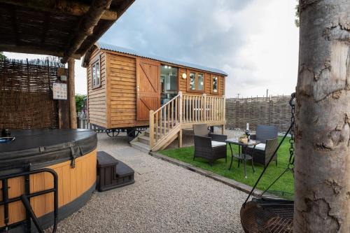 Shackerstone Otro | Luxury Shepherds Hut, Hot Tub & Fenced Garden
