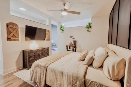 Deep Ellum Apartamento | Luxury Skyline Escape, Sauna, King Bed, DT View