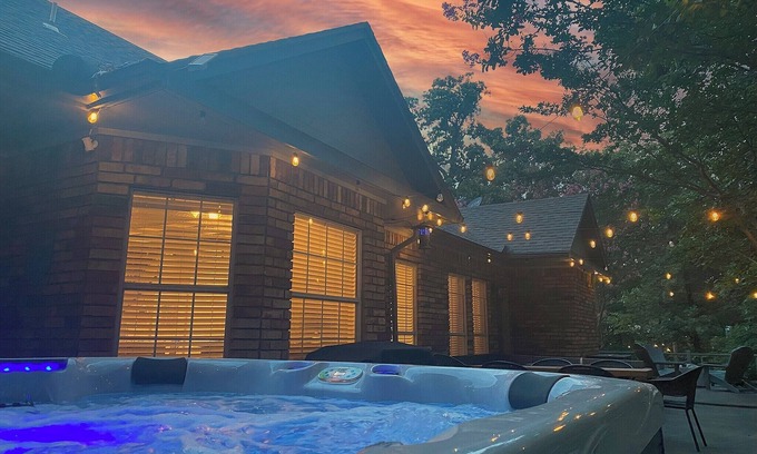 Kingston Casa | Luxury-Sleeps16-SPA-GameRoom-FirePit-Casino-EV-Pet