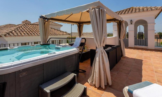 Roldan Villa | Luxury Spa and golf villa Denton