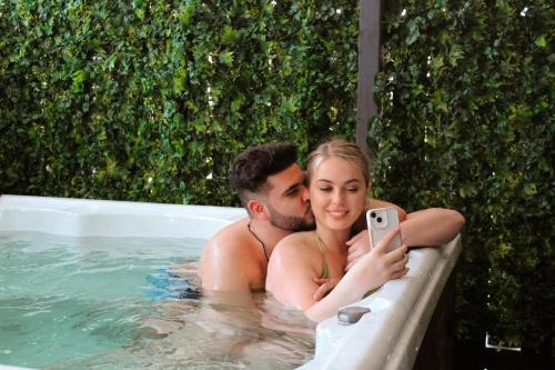Dieppe Casa | Luxury Spa Escape - Hot Tub Sauna Projector