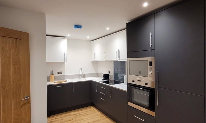 Wainscot Apartamento | Luxury Spacious 1 Bed Flat In Rochester Strood In Central Location