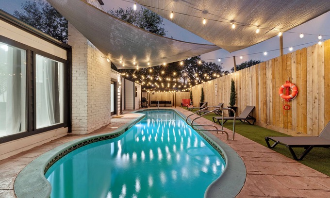 Mission Bend Casa | Luxury Spacious 5-bedroom house with Warm Heated pool & Games