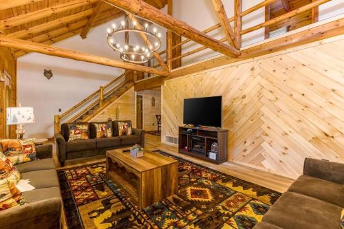 Logan Casa | Luxury Spacious Cabin Hot Tub, Theater, 5 Acres in Hocking Hills
